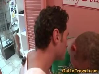 Два геї мати деякі секс в в носити магазин 4 по outincrowd
