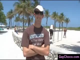 Homo jongens flirting op de straat op zonnig dag