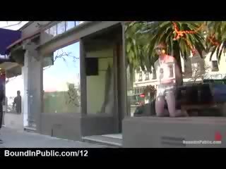 Atada desnudo y ojos vendados homosexual posando en tienda ventana