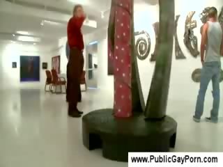 Público homo golpe trabajo en un arte galería