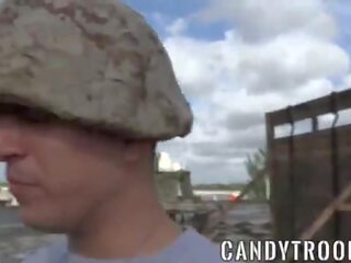 Militar de manhã broca includes sem preservativo adulto clipe e boquetes