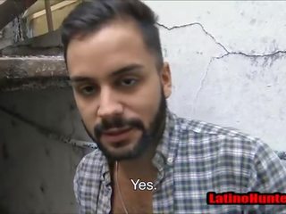 Bearded rovný latino ako nepokosený penis